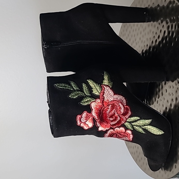 Open toed rose boots - Picture 4 of 8